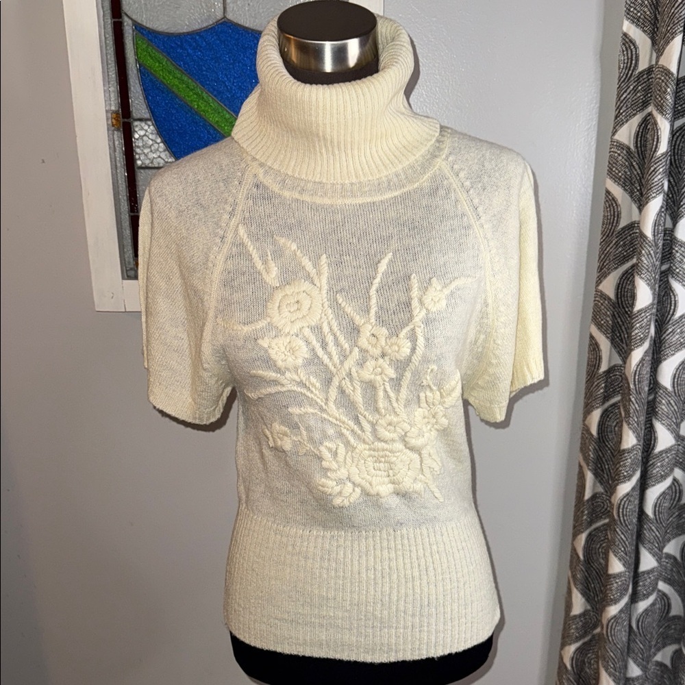 Lulumari Floral Embroidered Short Sleeve Turtleneck Sweater SZ Small